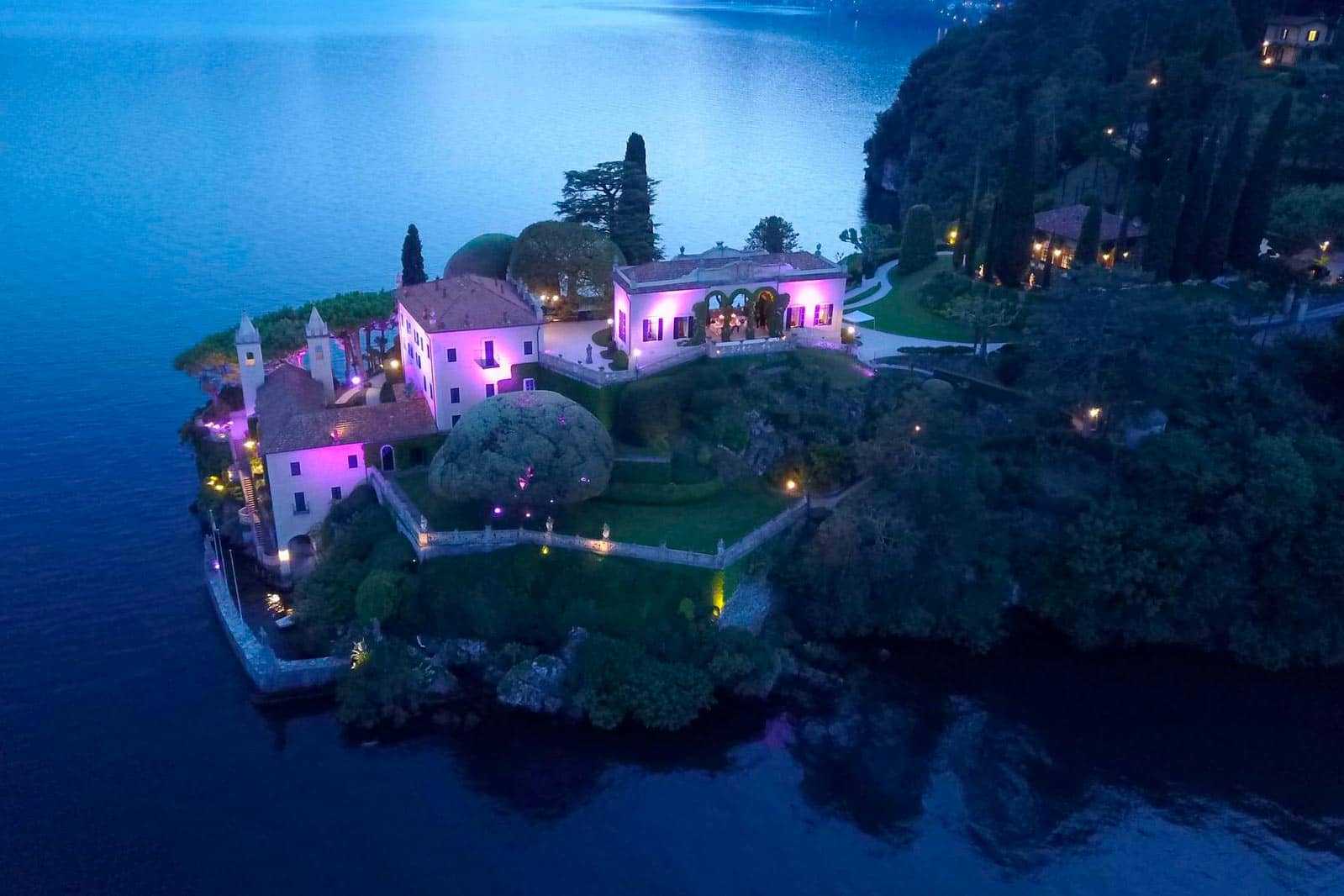 Villa del Balbianello illuminata di rosa per Lake Como Christmas Light